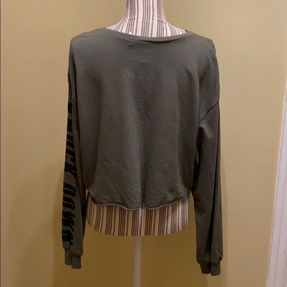 ❤️ 3/$20 H & M Divided Crop Top - Picture 3 of 7